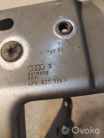 Audi A6 S6 C6 4F Supporto di montaggio del parafango 4F0821136