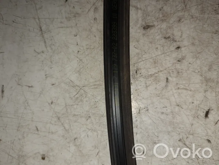 BMW 3 E90 E91 Moulure de vitre de la porte avant 7179737