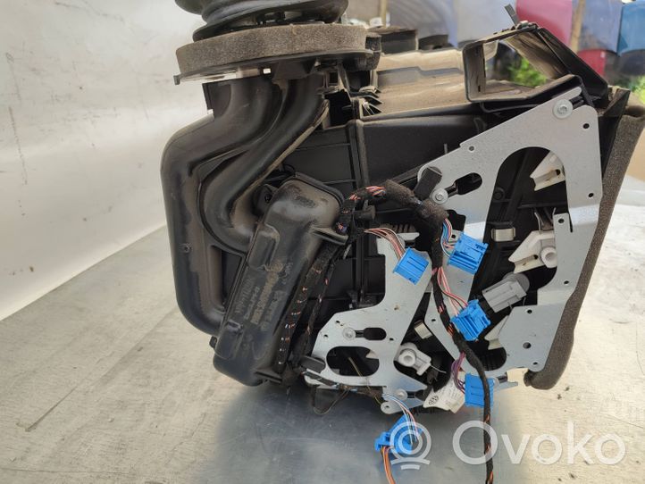 Audi Q7 4L Salono oro mazgo plastikinis korpusas 7L0815159