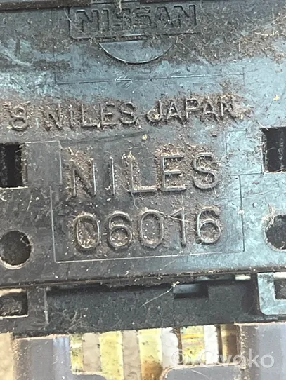 Nissan X-Trail T30 Interrupteur feux de détresse 06016