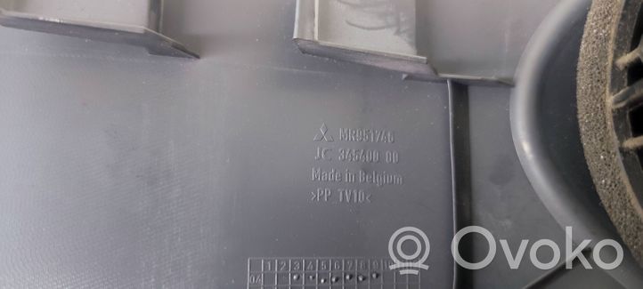 Mitsubishi Colt Dysze / Kratki środkowego nawiewu deski rozdzielczej MR951746