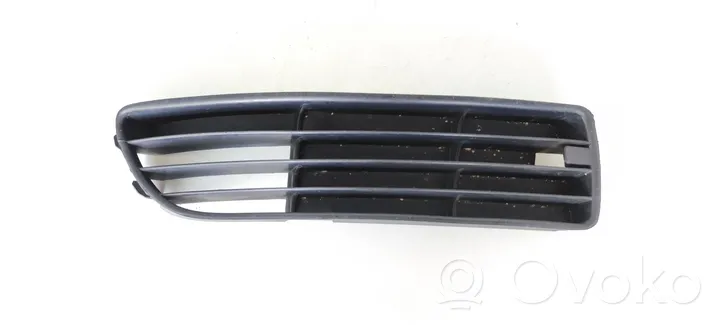 Audi A4 S4 B5 8D Grille inférieure de pare-chocs avant 8D0807346G