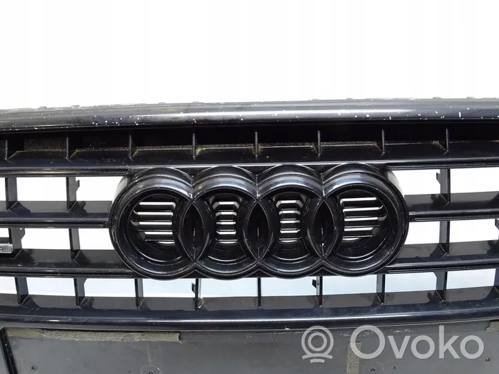 Audi A5 8T 8F Etupuskurin ylempi jäähdytinsäleikkö 8T0853651E