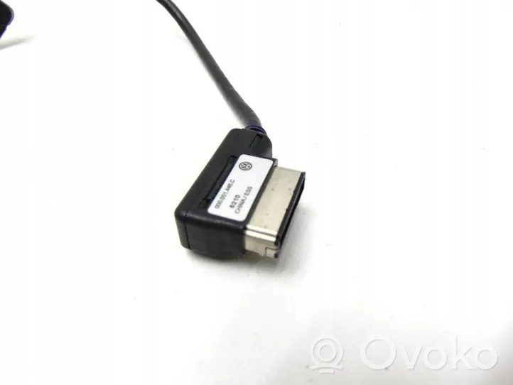 Volkswagen PASSAT B7 Connecteur/prise USB 000051446C