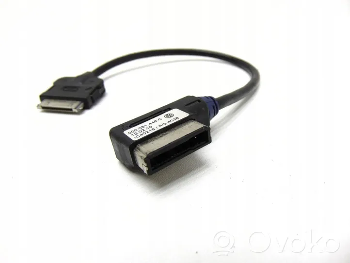 Volkswagen PASSAT B7 Connecteur/prise USB 000051446C