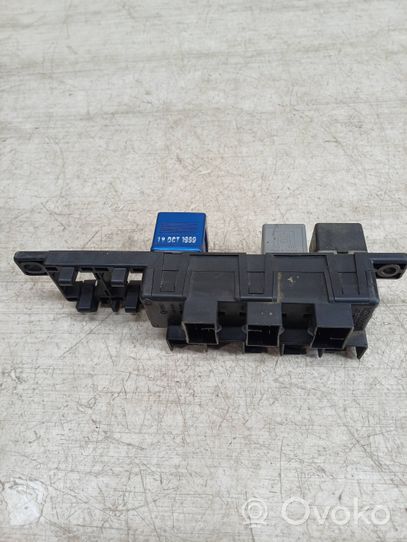 Volkswagen PASSAT B5 Module de fusibles 8L0941822A