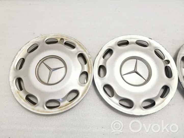 Mercedes-Benz C W203 Mozzo/copricerchi/borchia della ruota R15 1684010124