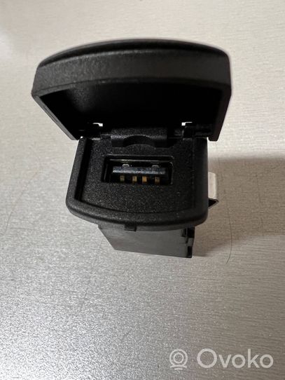 Seat Ibiza IV (6J,6P) USB socket connector 6C0035726