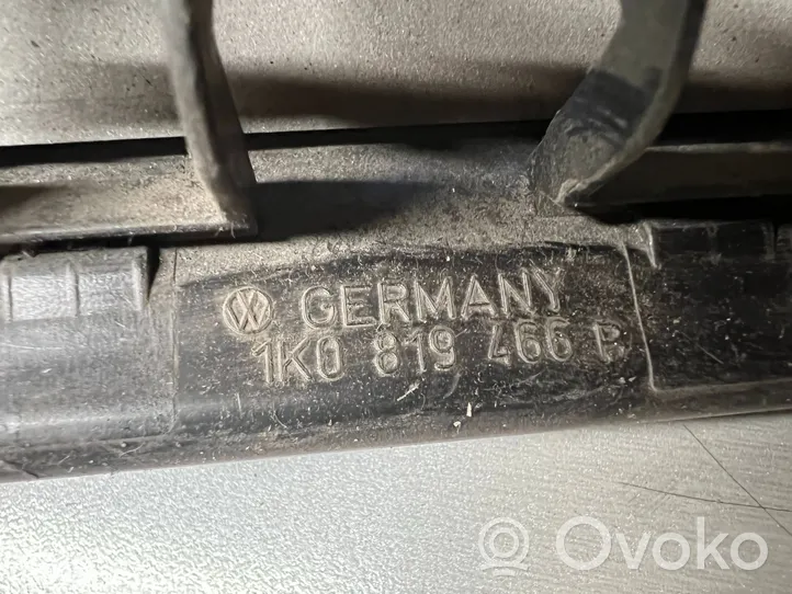 Volkswagen Golf V Kratka wentylacyjna pod zderzakiem tylnym 1K0819466B