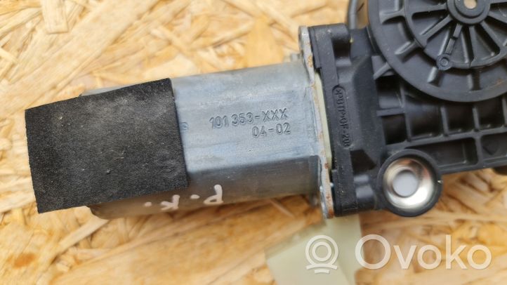 Volvo S60 Moteur de lève-vitre de porte avant 0130821760