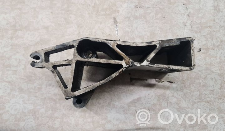 Volvo V70 Supporto di montaggio scatola del cambio 8684380