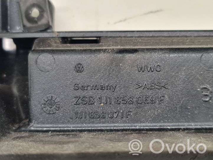 Volkswagen Bora Kojelaudan keskiverhoilu 1J1858069F