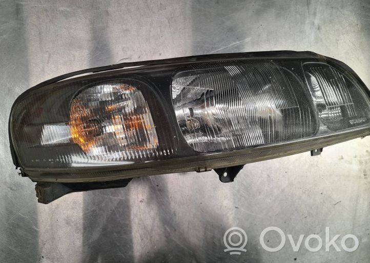 Volvo S60 Lampa przednia 8693588