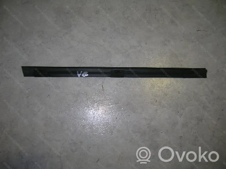 BMW 3 E36 Moulure de vitre de la porte avant 51228174765