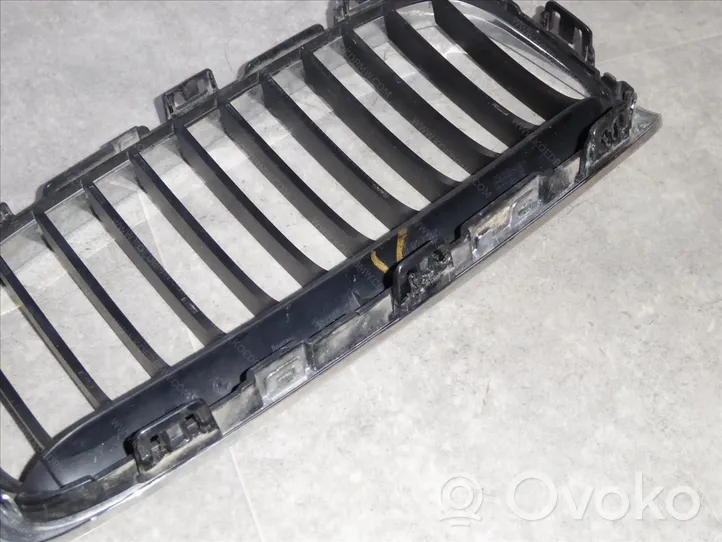 BMW 2 F45 Maskownica / Grill / Atrapa górna chłodnicy 51137379610