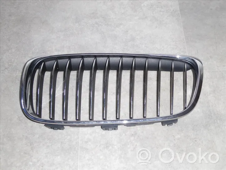 BMW 2 F45 Maskownica / Grill / Atrapa górna chłodnicy 51137379609