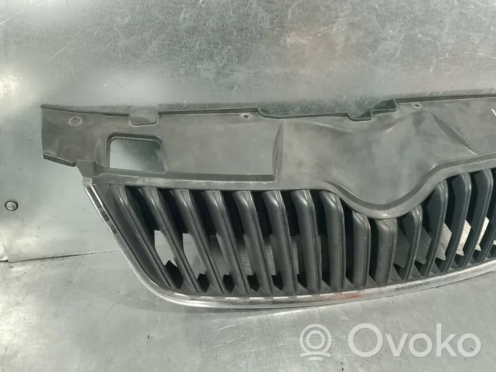 Skoda Fabia Mk2 (5J) Maskownica / Grill / Atrapa górna chłodnicy 5J0853668C