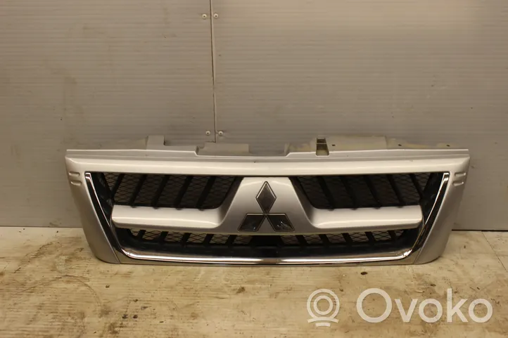 Mitsubishi Pajero Maskownica / Grill / Atrapa górna chłodnicy 