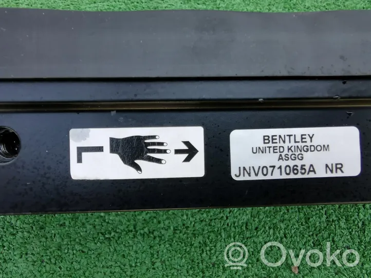 Bentley Bentayga Priekšējais slieksnis (virsbūves detaļa) JNV071065A