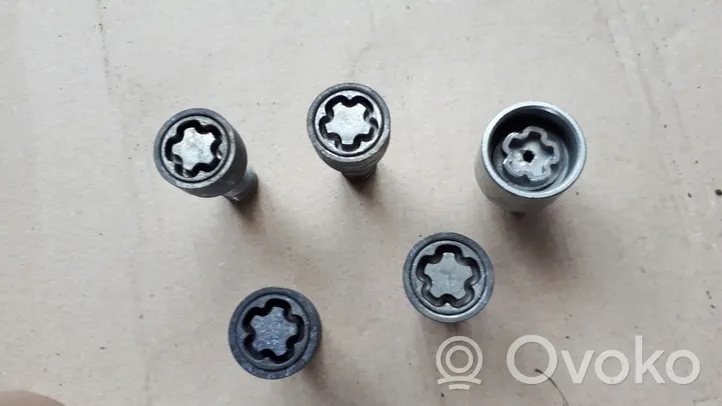 Audi A4 S4 B9 Anti-theft wheel nuts and lock 