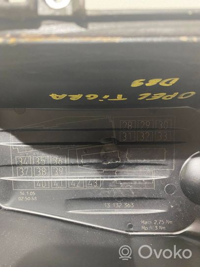 Opel Tigra B Pokrywa skrzynki bezpieczników 13132363