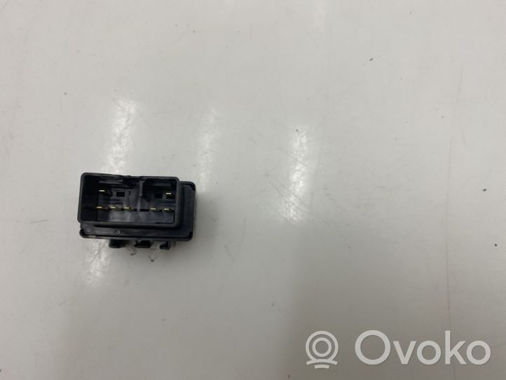 Lexus CT 200H Rear light relay 