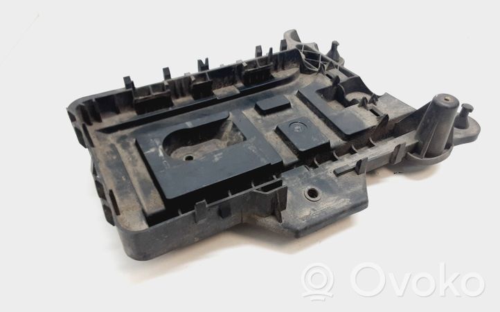 Volkswagen Touran II Battery tray 1K0915333