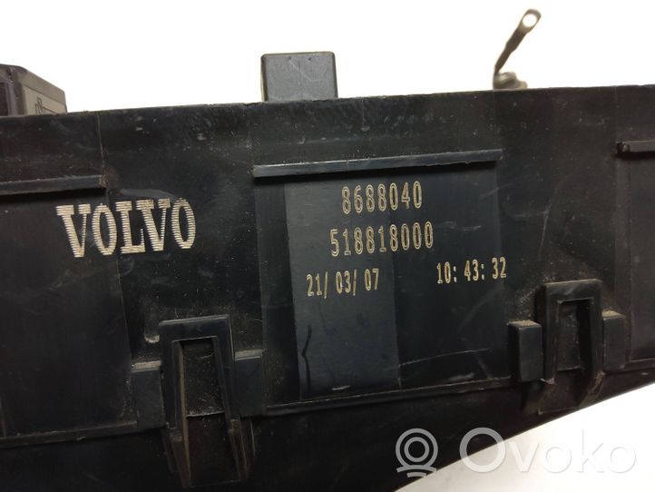 Volvo C30 Skrzynka bezpieczników / Komplet 8688040