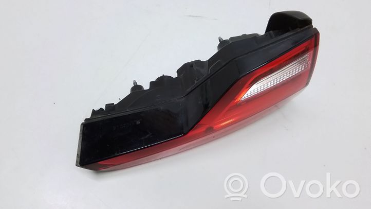 Audi A4 S4 B9 Lampy tylnej klapy bagażnika 8W9945075