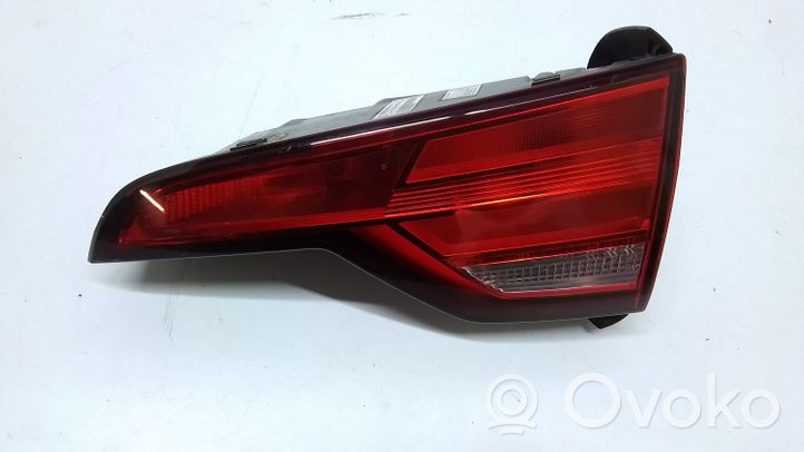 Audi A4 S4 B9 Lampy tylnej klapy bagażnika 8W9945076