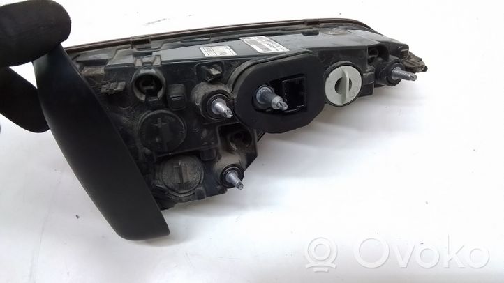 Audi A4 S4 B9 Lampy tylnej klapy bagażnika 8W9945076