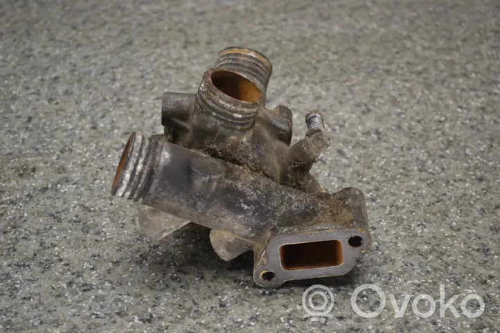 BMW 3 E30 Tuyau de liquide de refroidissement moteur 1265056