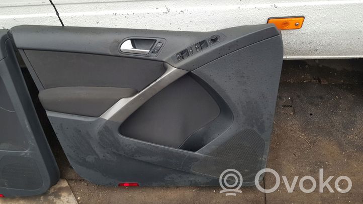 Volkswagen Tiguan Set di rivestimento del pannello della portiera 