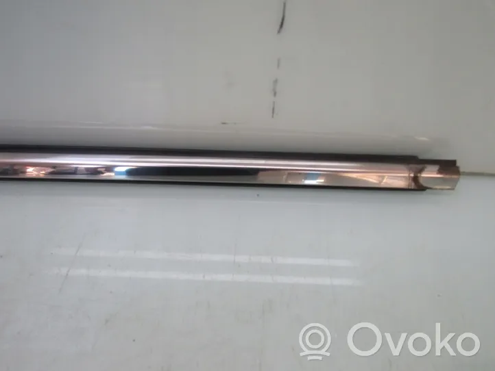 Infiniti Q50 Rivestimento della portiera anteriore (modanatura) 