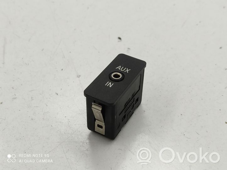 BMW 7 E65 E66 Connettore plug in AUX 61316930561