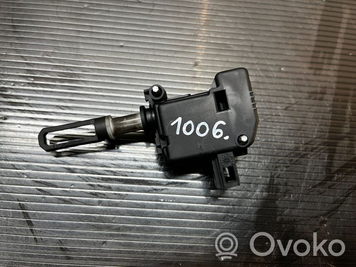 Volkswagen Touareg I Takaluukun/tavaratilan luukun nostomoottori 7L6827238