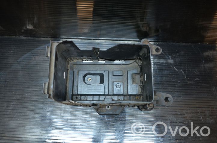 Volkswagen PASSAT B7 Boîte de batterie 1K0915325