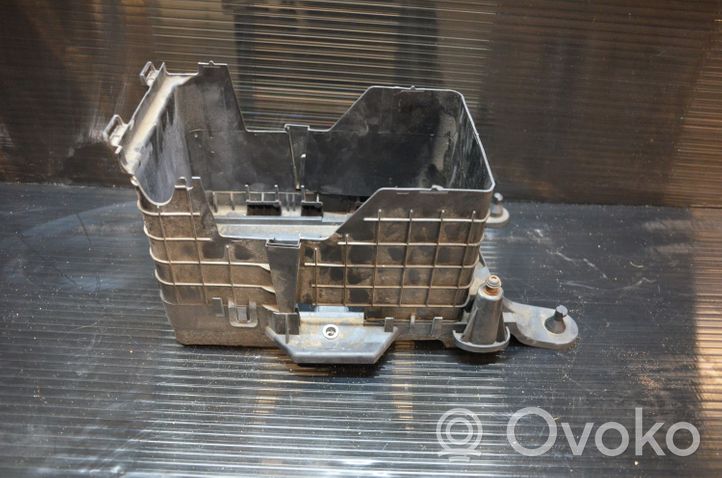 Volkswagen PASSAT B7 Boîte de batterie 1K0915325