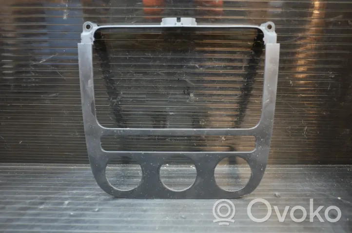 Volkswagen Golf V Ilmastointi-/lämmityslaitteen säätimen kehys 1K0858071C