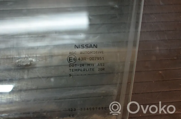 Nissan Juke I F15 Szyba drzwi przednich 