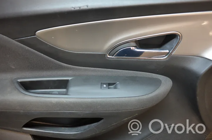 Opel Mokka Boczki / Poszycie drzwi przednich 