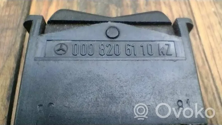 Mercedes-Benz 200 300 W123 Stiklo šildymo elektra jungtukas 0008206110