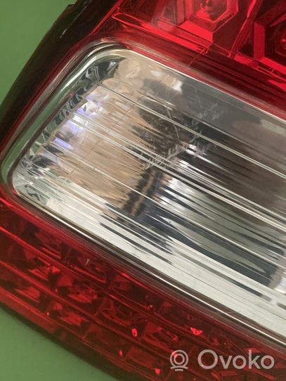 Toyota Land Cruiser (J100) Lampy tylnej klapy bagażnika 8158060130