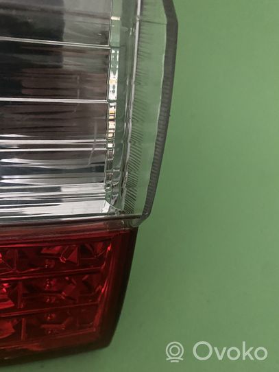 Toyota Land Cruiser (J100) Lampy tylnej klapy bagażnika 8158060130