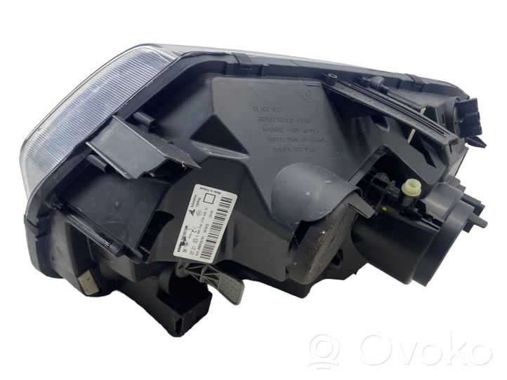 Dacia Duster Headlight/headlamp 260100156R