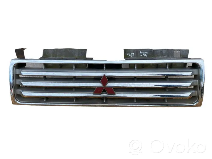 Mitsubishi Pajero Front bumper upper radiator grill MB831059