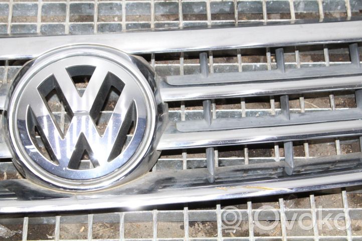 Volkswagen Touareg I Grille calandre supérieure de pare-chocs avant 7L6853601A