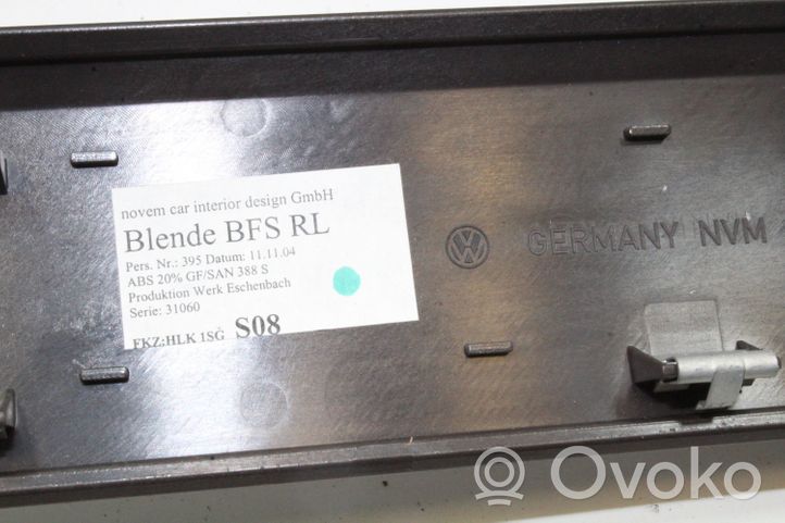 Volkswagen Touareg I Kojelaudan hansikaslokeron lista 7L6857493