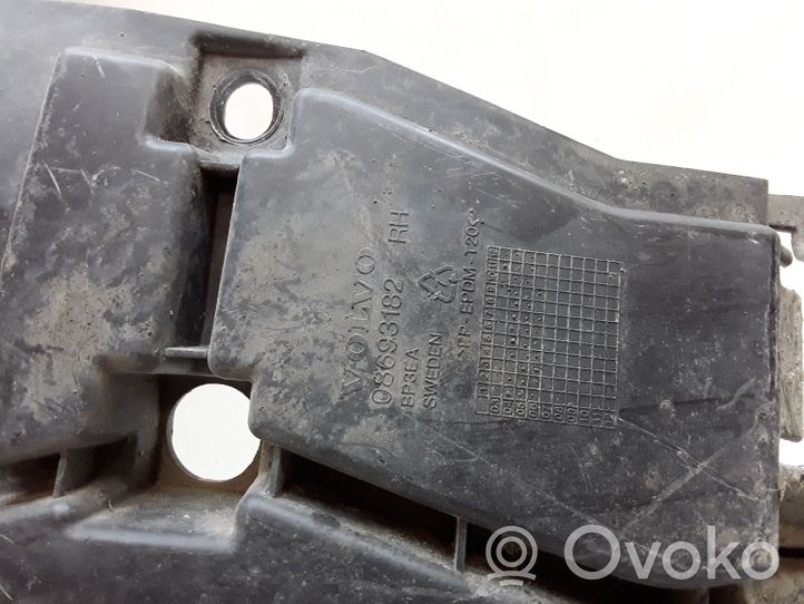Volvo V70 Uchwyt / Mocowanie zderzaka przedniego 08693182