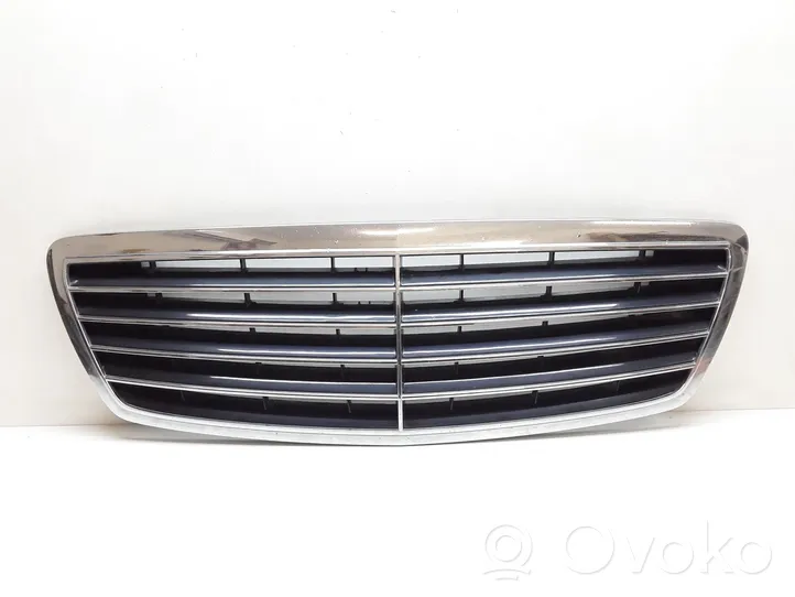 Mercedes-Benz S W220 Rejilla superior del radiador del parachoques delantero A2208800583